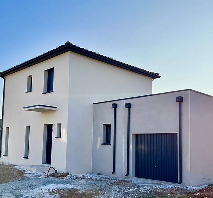 Application de peinture écologique sur une façade rénovée par Bat Covering