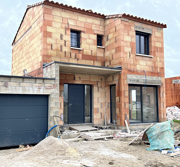 Ravalement de façade de bâtiment ancien rénové avec soin par Bat Covering