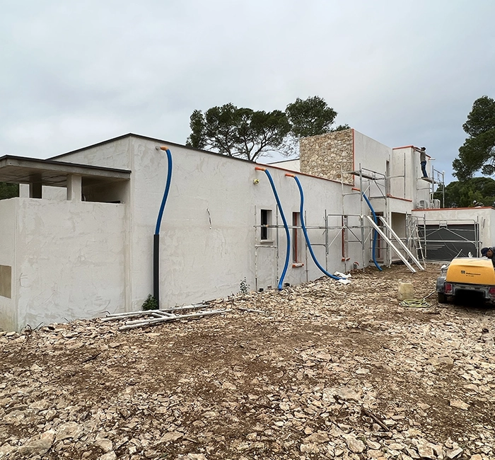 Travaux de rénovation de façade à Milhaud avec application d'enduit de qualité