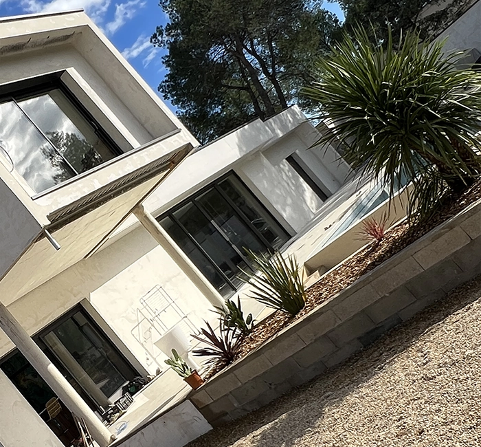 Façade avant et après rénovation réalisée par Bat Covering dans le Gard